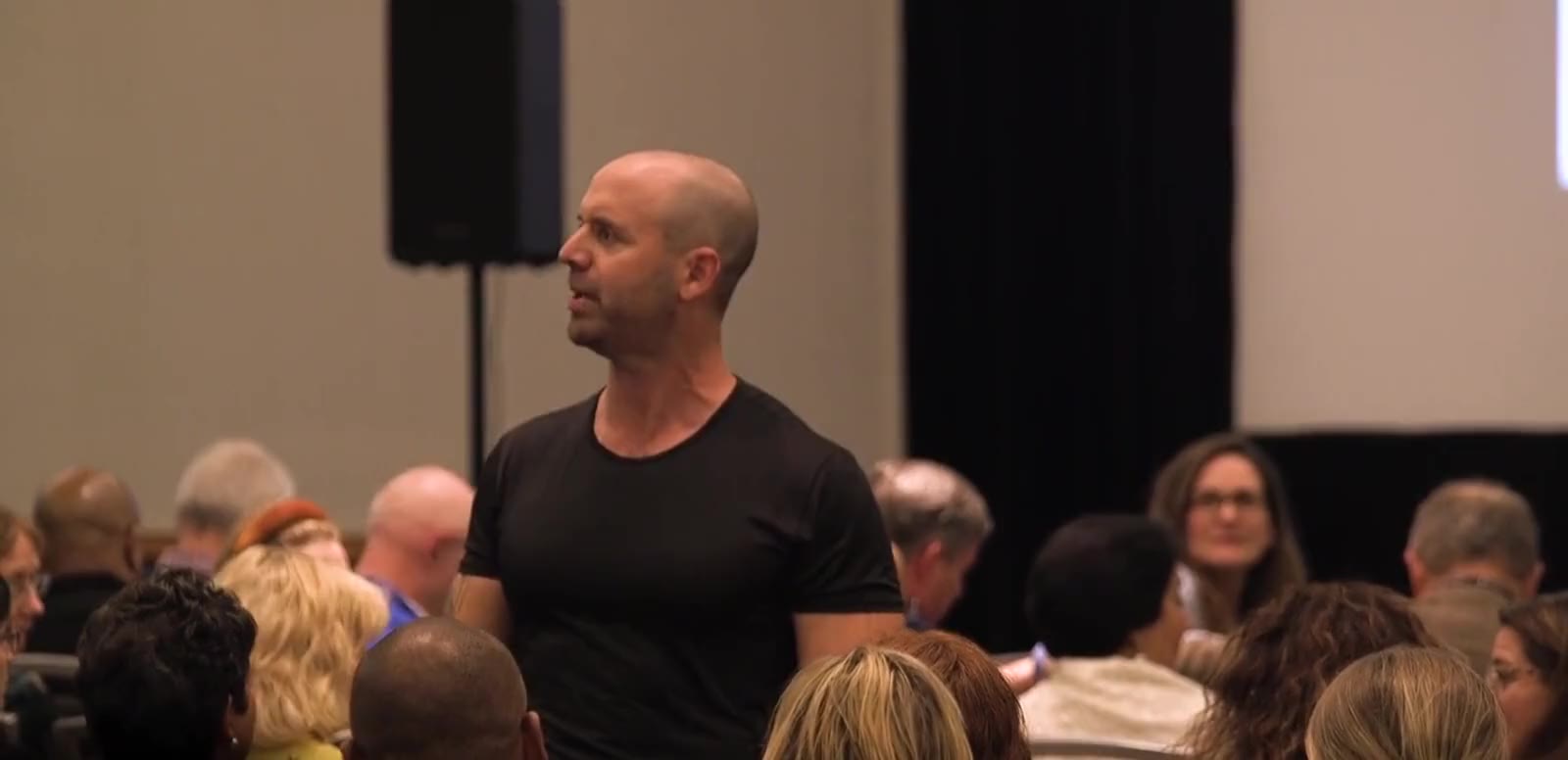 Todd Kashdan talking with an audience from inside the crowd